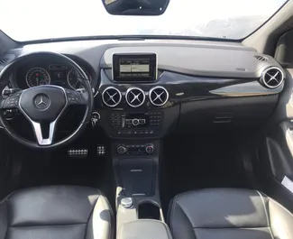 Mercedes-Benz B180 2015 zur Miete verfügbar in Rafailovici, mit Kilometerbegrenzung unbegrenzte.