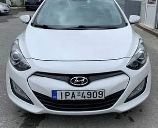 Frontansicht eines Mietwagens Hyundai i30 auf Kreta, Griechenland ✓ Auto Nr.1258. ✓ Schaltgetriebe TM ✓ 0 Bewertungen.