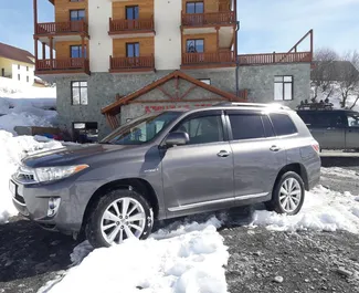 Frontansicht eines Mietwagens Toyota Highlander in Tiflis, Georgien ✓ Auto Nr.1248. ✓ Automatisch TM ✓ 7 Bewertungen.