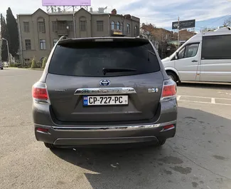 Vermietung Toyota Highlander. Komfort, Premium, Crossover Fahrzeug zur Miete in Georgien ✓ Kaution Einzahlung von 500 GEL ✓ Versicherungsoptionen KFZ-HV, VKV Komplett, Ausland.