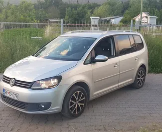 Frontansicht eines Mietwagens Volkswagen Touran in Bar, Montenegro ✓ Auto Nr.549. ✓ Automatisch TM ✓ 19 Bewertungen.