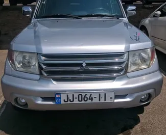 Frontansicht eines Mietwagens Mitsubishi Pajero Io in Tiflis, Georgien ✓ Auto Nr.1410. ✓ Automatisch TM ✓ 5 Bewertungen.