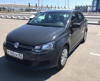 Frontansicht eines Mietwagens Volkswagen Polo Sedan am Flughafen Simferopol, Krim ✓ Auto Nr.1403. ✓ Automatisch TM ✓ 0 Bewertungen.