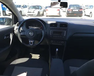 Mietwagen Volkswagen Polo Sedan 2015 auf der Krim, mit Benzin-Kraftstoff und 105 PS ➤ Ab 2200 RUB pro Tag.