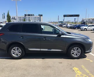 Benzin 2,0L Motor von Mitsubishi Outlander 2015 zur Miete am Flughafen Simferopol.