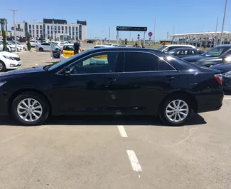 Benzin 2,0L Motor von Toyota Camry 2016 zur Miete am Flughafen Simferopol.