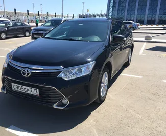 Frontansicht eines Mietwagens Toyota Camry am Flughafen Simferopol, Krim ✓ Auto Nr.1401. ✓ Automatisch TM ✓ 0 Bewertungen.