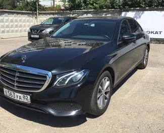 Frontansicht eines Mietwagens Mercedes-Benz E200 am Flughafen Simferopol, Krim ✓ Auto Nr.1399. ✓ Automatisch TM ✓ 0 Bewertungen.