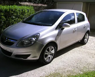 Frontansicht eines Mietwagens Opel Corsa in Kalamata, Griechenland ✓ Auto Nr.1500. ✓ Automatisch TM ✓ 0 Bewertungen.