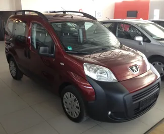 Frontansicht eines Mietwagens Peugeot Bipper in Kalamata, Griechenland ✓ Auto Nr.1501. ✓ Automatisch TM ✓ 0 Bewertungen.