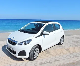 Frontansicht eines Mietwagens Peugeot 108 Cabrio auf Rhodos, Griechenland ✓ Auto Nr.1455. ✓ Automatisch TM ✓ 0 Bewertungen.