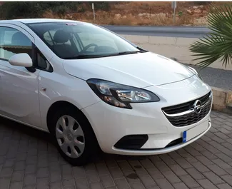 Frontansicht eines Mietwagens Opel Corsa auf Rhodos, Griechenland ✓ Auto Nr.1482. ✓ Schaltgetriebe TM ✓ 0 Bewertungen.