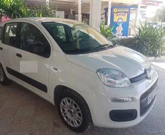 Frontansicht eines Mietwagens Fiat Panda auf Rhodos, Griechenland ✓ Auto Nr.1490. ✓ Schaltgetriebe TM ✓ 2 Bewertungen.