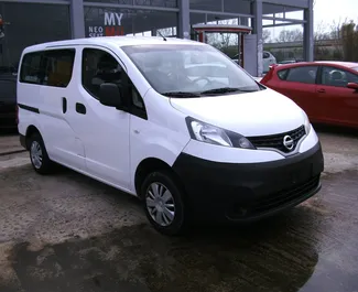 Frontansicht eines Mietwagens Nissan Nv200 Evalia in Kalamata, Griechenland ✓ Auto Nr.1498. ✓ Schaltgetriebe TM ✓ 0 Bewertungen.