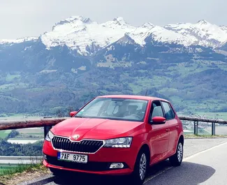 Frontansicht eines Mietwagens Skoda Fabia in Prag, Tschechische Republik ✓ Auto Nr.34. ✓ Schaltgetriebe TM ✓ 4 Bewertungen.