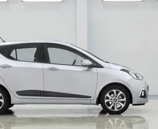 Frontansicht eines Mietwagens Hyundai i10 auf Rhodos, Griechenland ✓ Auto Nr.1454. ✓ Schaltgetriebe TM ✓ 0 Bewertungen.