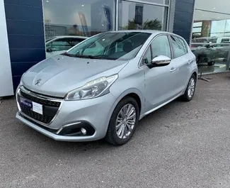 Frontansicht eines Mietwagens Peugeot 208 auf Zakynthos, Griechenland ✓ Auto Nr.1559. ✓ Schaltgetriebe TM ✓ 0 Bewertungen.