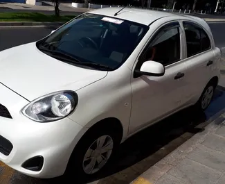 Frontansicht eines Mietwagens Nissan March in Limassol, Zypern ✓ Auto Nr.271. ✓ Automatisch TM ✓ 0 Bewertungen.