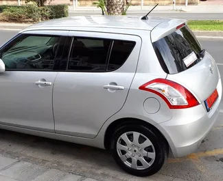 Frontansicht eines Mietwagens Suzuki Swift in Limassol, Zypern ✓ Auto Nr.272. ✓ Automatisch TM ✓ 2 Bewertungen.