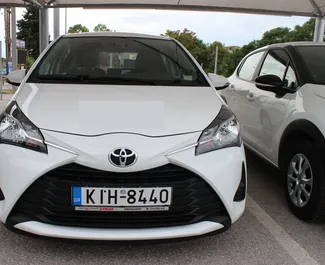 Frontansicht eines Mietwagens Toyota Yaris am Flughafen Thessaloniki, Griechenland ✓ Auto Nr.1714. ✓ Schaltgetriebe TM ✓ 0 Bewertungen.