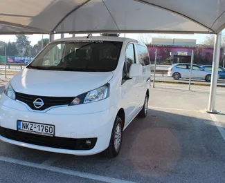 Frontansicht eines Mietwagens Nissan Evalia am Flughafen Thessaloniki, Griechenland ✓ Auto Nr.1717. ✓ Schaltgetriebe TM ✓ 0 Bewertungen.