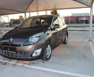 Frontansicht eines Mietwagens Renault Grand Scenic am Flughafen Thessaloniki, Griechenland ✓ Auto Nr.1720. ✓ Automatisch TM ✓ 0 Bewertungen.