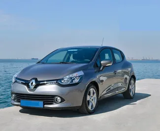 Frontansicht eines Mietwagens Renault Clio 4 am Flughafen Thessaloniki, Griechenland ✓ Auto Nr.1715. ✓ Automatisch TM ✓ 0 Bewertungen.