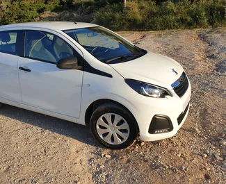 Frontansicht eines Mietwagens Peugeot 108 auf Kreta, Griechenland ✓ Auto Nr.1780. ✓ Schaltgetriebe TM ✓ 1 Bewertungen.