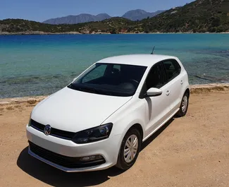 Frontansicht eines Mietwagens Volkswagen Polo auf Kreta, Griechenland ✓ Auto Nr.1782. ✓ Schaltgetriebe TM ✓ 0 Bewertungen.