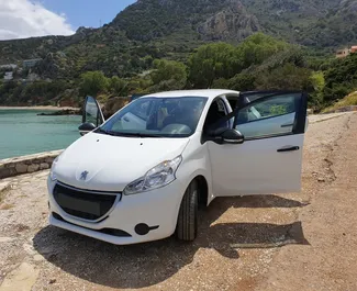 Innenraum von Peugeot 208 zur Miete in Griechenland. Ein großartiges 5-Sitzer Fahrzeug mit Schaltgetriebe Getriebe.