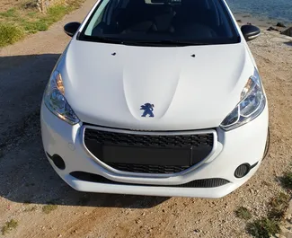 Frontansicht eines Mietwagens Peugeot 208 auf Kreta, Griechenland ✓ Auto Nr.1785. ✓ Schaltgetriebe TM ✓ 0 Bewertungen.