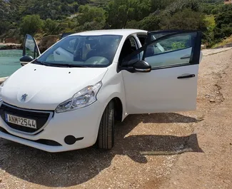 Innenraum von Peugeot 208 zur Miete in Griechenland. Ein großartiges 5-Sitzer Fahrzeug mit Schaltgetriebe Getriebe.