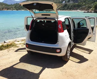 Innenraum von Fiat Panda zur Miete in Griechenland. Ein großartiges 5-Sitzer Fahrzeug mit Schaltgetriebe Getriebe.