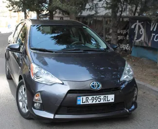 Frontansicht eines Mietwagens Toyota Prius C in Tiflis, Georgien ✓ Auto Nr.1810. ✓ Automatisch TM ✓ 6 Bewertungen.