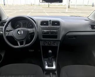 Mietwagen Volkswagen Polo Sedan 2018 auf der Krim, mit Benzin-Kraftstoff und 110 PS ➤ Ab 1400 RUB pro Tag.