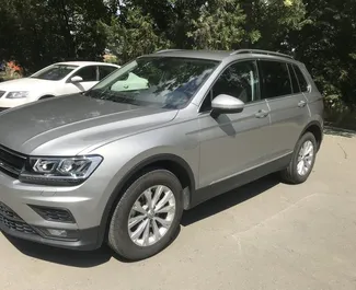 Frontansicht eines Mietwagens Volkswagen Tiguan am Flughafen Simferopol, Krim ✓ Auto Nr.1826. ✓ Automatisch TM ✓ 0 Bewertungen.