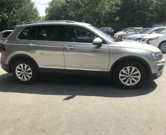 Vermietung Volkswagen Tiguan. Komfort, Crossover Fahrzeug zur Miete auf der Krim ✓ Kaution Einzahlung von 30000 RUB ✓ Versicherungsoptionen KFZ-HV, TKV.