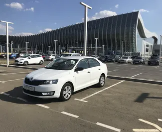 Frontansicht eines Mietwagens Skoda Rapid am Flughafen Simferopol, Krim ✓ Auto Nr.1822. ✓ Automatisch TM ✓ 0 Bewertungen.