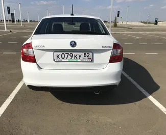 Innenraum von Skoda Rapid zur Miete auf der Krim. Ein großartiges 5-Sitzer Fahrzeug mit Automatisch Getriebe.