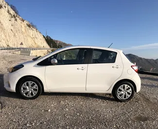 Frontansicht eines Mietwagens Toyota Yaris in Rafailovici, Montenegro ✓ Auto Nr.1689. ✓ Automatisch TM ✓ 7 Bewertungen.