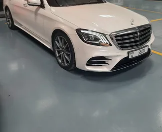 Mercedes-Benz S560 2019 zur Miete verfügbar in Dubai, mit Kilometerbegrenzung 250 km/Tag.