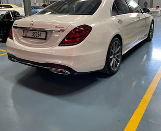 Benzin 4,0L Motor von Mercedes-Benz S560 2019 zur Miete in Dubai.
