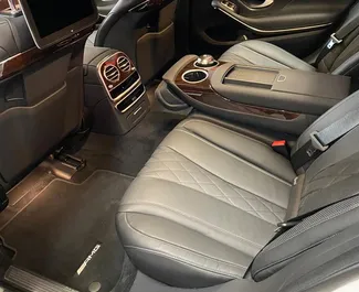 Innenraum von Mercedes-Benz S560 zur Miete in VAE. Ein großartiges 4-Sitzer Fahrzeug mit Automatisch Getriebe.
