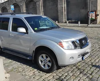 Benzin 4,0L Motor von Nissan Pathfinder 2012 zur Miete in Tiflis.