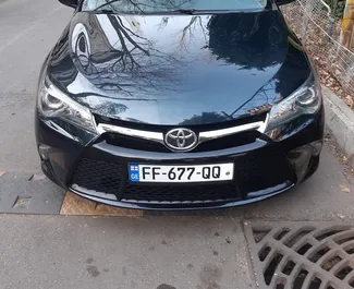 Frontansicht eines Mietwagens Toyota Camry in Tiflis, Georgien ✓ Auto Nr.1887. ✓ Automatisch TM ✓ 0 Bewertungen.