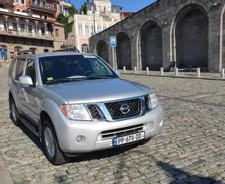 Frontansicht eines Mietwagens Nissan Pathfinder in Tiflis, Georgien ✓ Auto Nr.1315. ✓ Automatisch TM ✓ 0 Bewertungen.