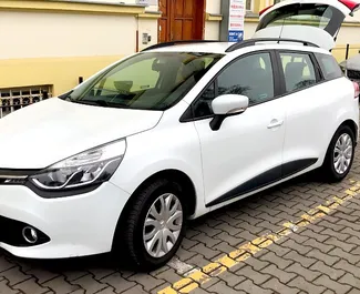 Frontansicht eines Mietwagens Renault Clio Grandtour in Prag, Tschechische Republik ✓ Auto Nr.395. ✓ Schaltgetriebe TM ✓ 0 Bewertungen.