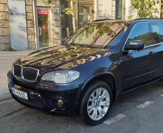 Frontansicht eines Mietwagens BMW X5 in Tiflis, Georgien ✓ Auto Nr.1307. ✓ Automatisch TM ✓ 12 Bewertungen.