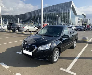 Frontansicht eines Mietwagens Datsun On-do am Flughafen Simferopol, Krim ✓ Auto Nr.1824. ✓ Automatisch TM ✓ 0 Bewertungen.