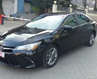 Frontansicht eines Mietwagens Toyota Camry in Tiflis, Georgien ✓ Auto Nr.1305. ✓ Automatisch TM ✓ 2 Bewertungen.